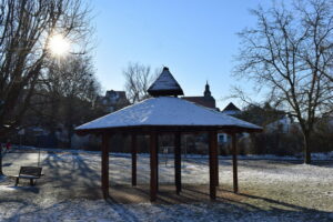 Burgholzhausen Spielplatz Kirche Wintersonne