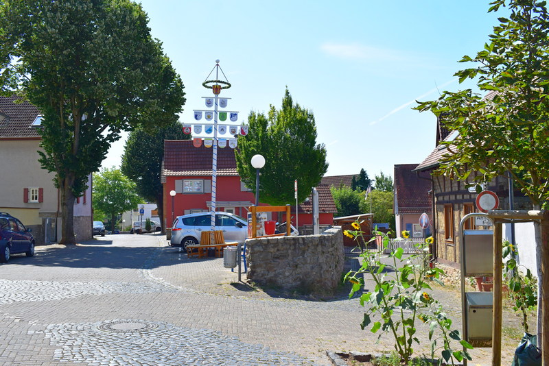 Foto vom Freien Platz in Burgholzhausen mit zwei Bänken. Eine davon ist kaum sichtbar