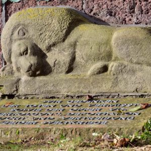 Schlafender Löwe integriert in das Ehrenmal in Burgholzhausen