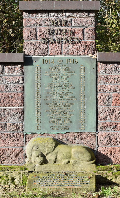 Gedenktafel mit Namen und einem schlafenden Löwen aus Stein