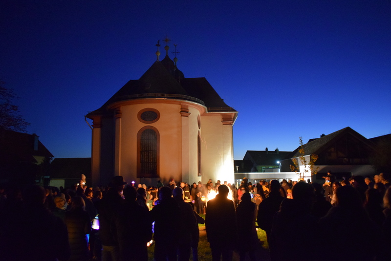 Kirche, Familien mit Laternen am Martinsfeuer