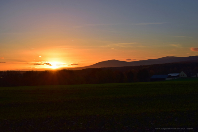 Sonnenuntergang über Taunusgebirge und Feldberg