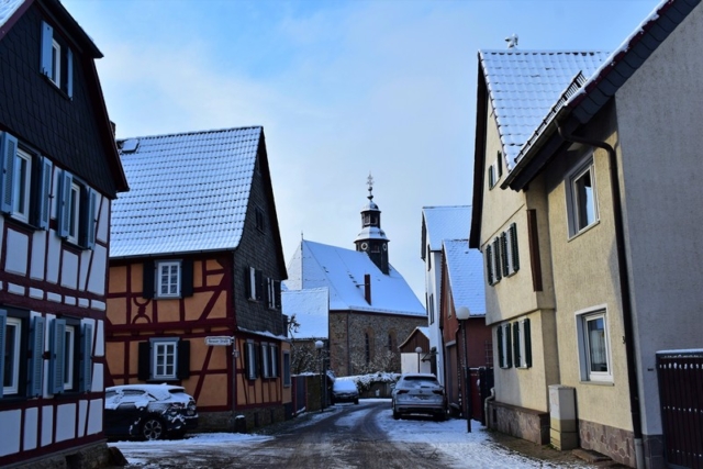 Schneebedeckte Häuser und Kirche