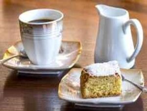 Kaffeetasse, Kuchen und Milchkännchen