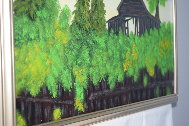 Ein Gemäldeausschnitt, das einen braunen Zaun mit Büschen überwachsen zeigt. Im Hintergrund steht eine verfallene Scheune