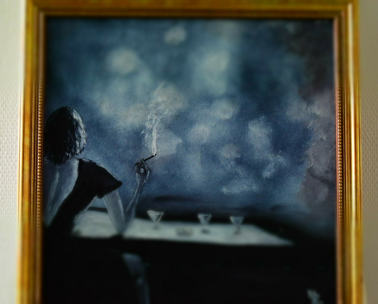 Foto eines Gemäldes, dass eine rauchende Frau mit tiefem Rückenausschnitt an einer Bar vor leeren Gläsern zeigt.