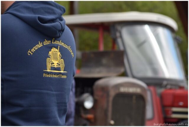 Freunde alter Landmaschinen Friedrichsdorf beim Treckertreffen im Hessenpark