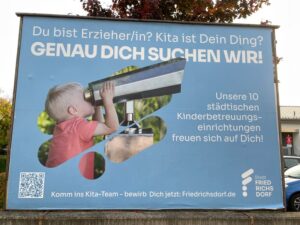 Kind mit einem Fernglas, Werbeplakat der Stadt Friedrichsdorf um Erzieher und Erzieherinnen zu finden