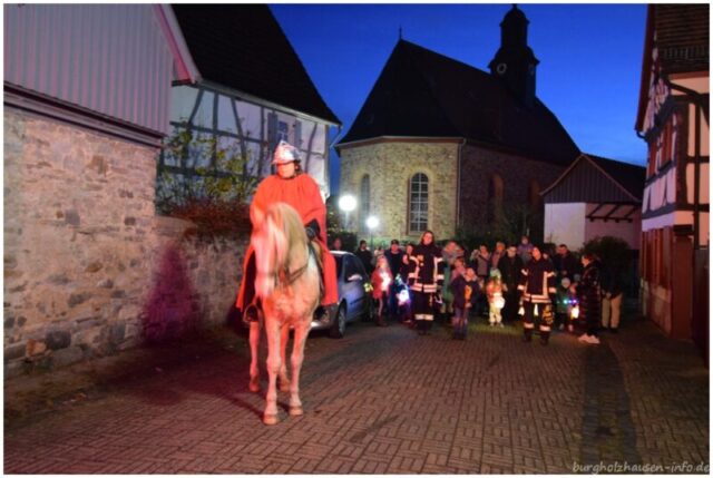 Die Feuerwehr sorgt für den nötigen Abstand zum Pferd Macciato, das den Hl. Martin trägt.