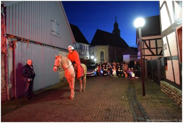 Nach der Martinsgeschichte in der evang. Kirche setzt sich der Martinszug in Bewegung.