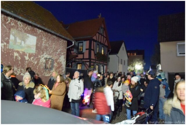 Familientreiben beim Martinszug, auch wenn der eine oder andere eine Abkürzung nahm.