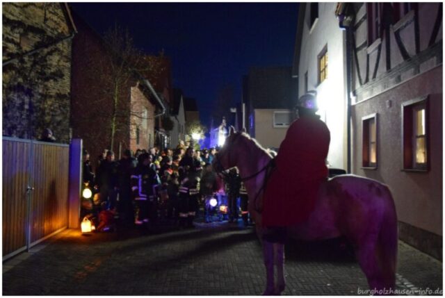 Liedstopp. Das Pferd ist sehr geduldig.