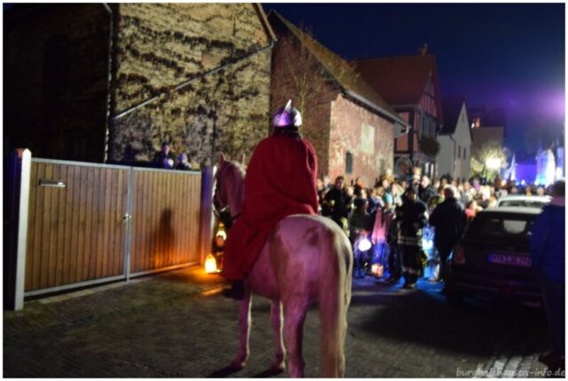 Liedstopp - Ich geh mit meiner Laterne. Und die Stimme von Diethard Fries trägt durch die ganze Haingasse.