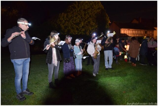 Der Musikzug Harheim begleitet seit vielen Jahren den Holzhäuser Martinszug.