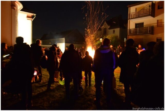 Gemütliches Beieinander im Feuerschein, wer wollte, bei einer Bratwurst.