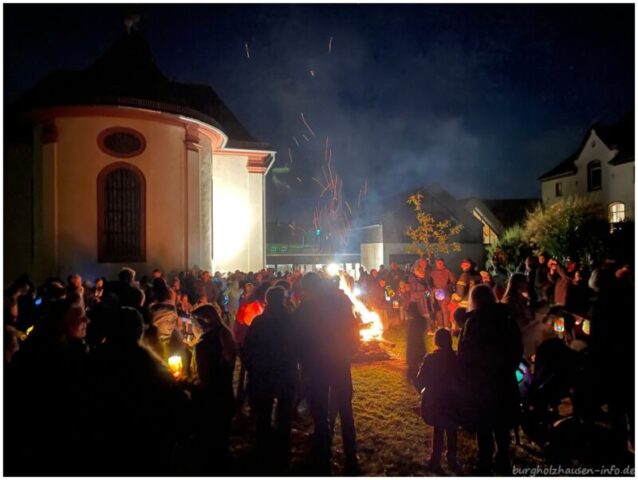 Am Martinsfeuer im Pfarrgarten wird es gemütlich.