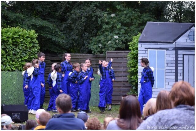 Große Freude bei den Munchkins, weil die böse Hexe von dem Haus erschlagen wurde.