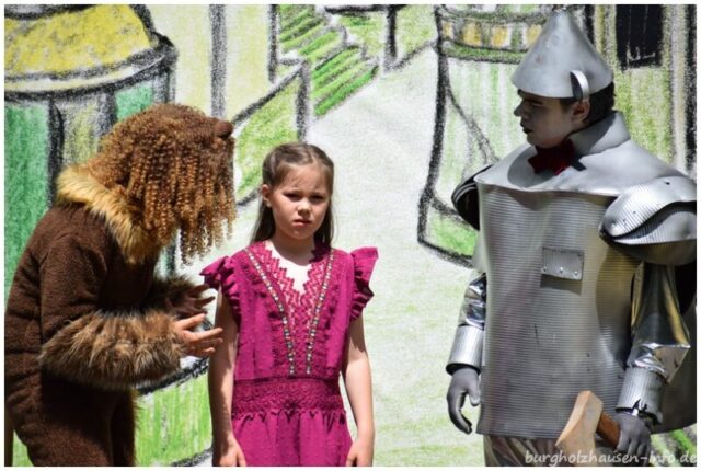 Dorothy ist traurig, sie ist vor eine unlösbare Aufgaben gestellt.
